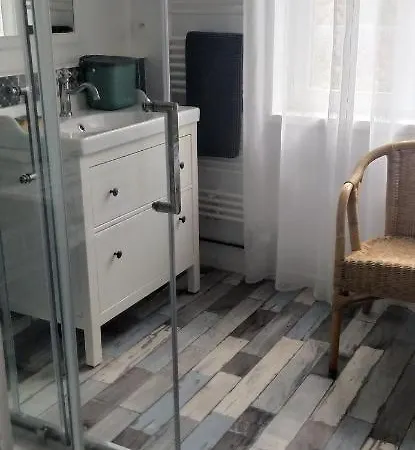 Logement Independant Attenant A Maison Dans Grand Jardin